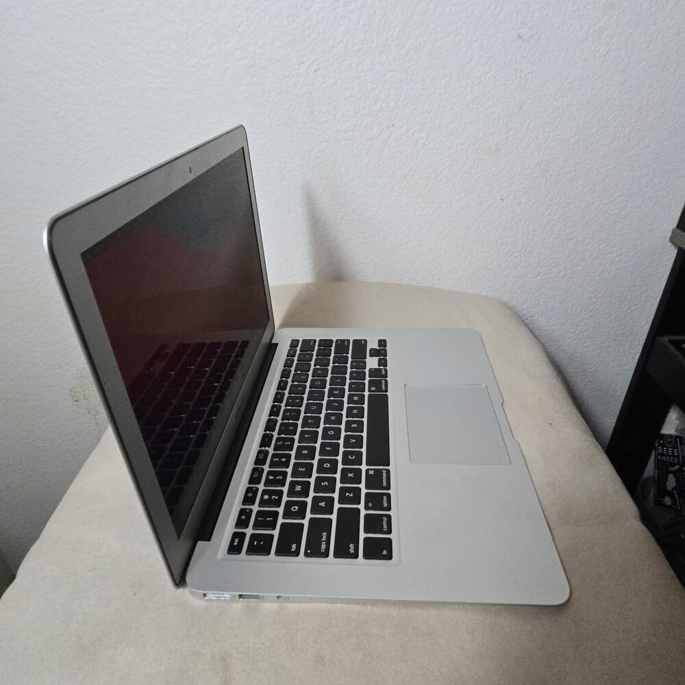 Apple Mac Book Air 2014 13in (Gray) - Picture 8 of 9
